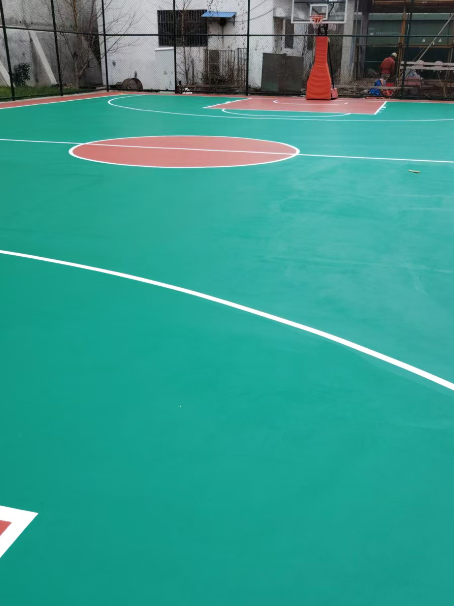 大通 球场长期使用易出现地面开裂